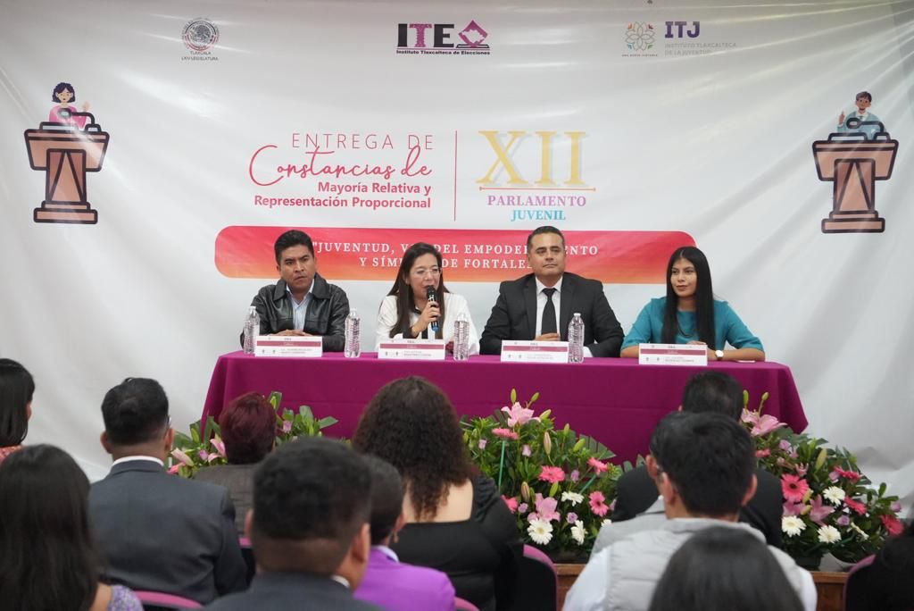 Reciben diputados y diputadas del XII Parlamento Juvenil constancias de mayoría